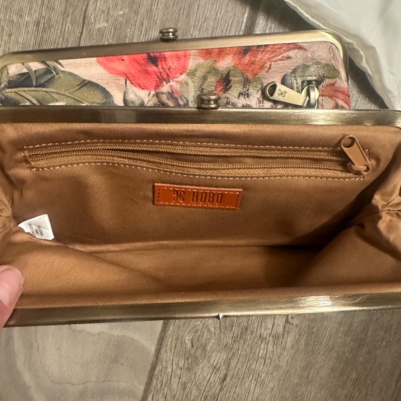 (NWOT) HOBO Lauren Clutch Wallet - Picture 4 of 5